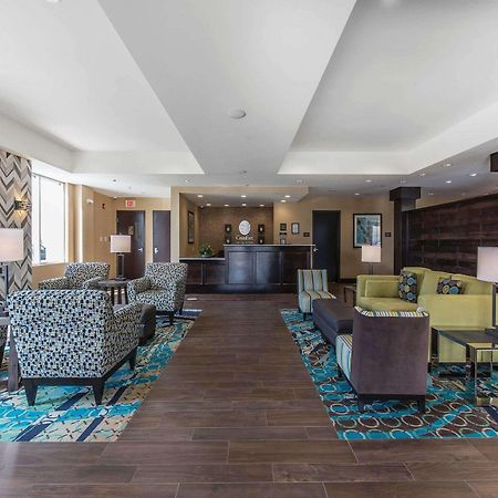 Comfort Inn & Suites Airport North YYC Екстериор снимка