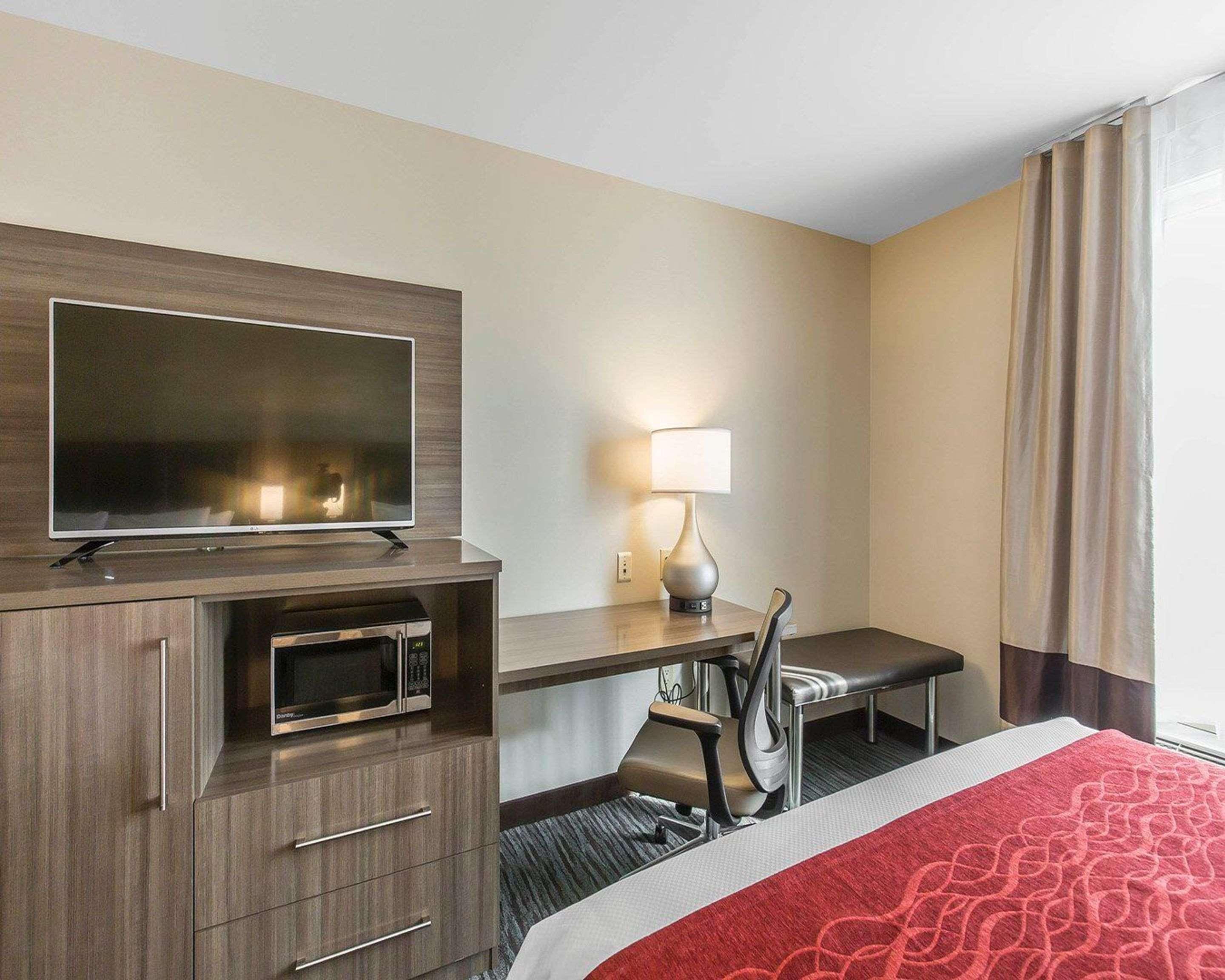 Comfort Inn & Suites Airport North YYC Екстериор снимка