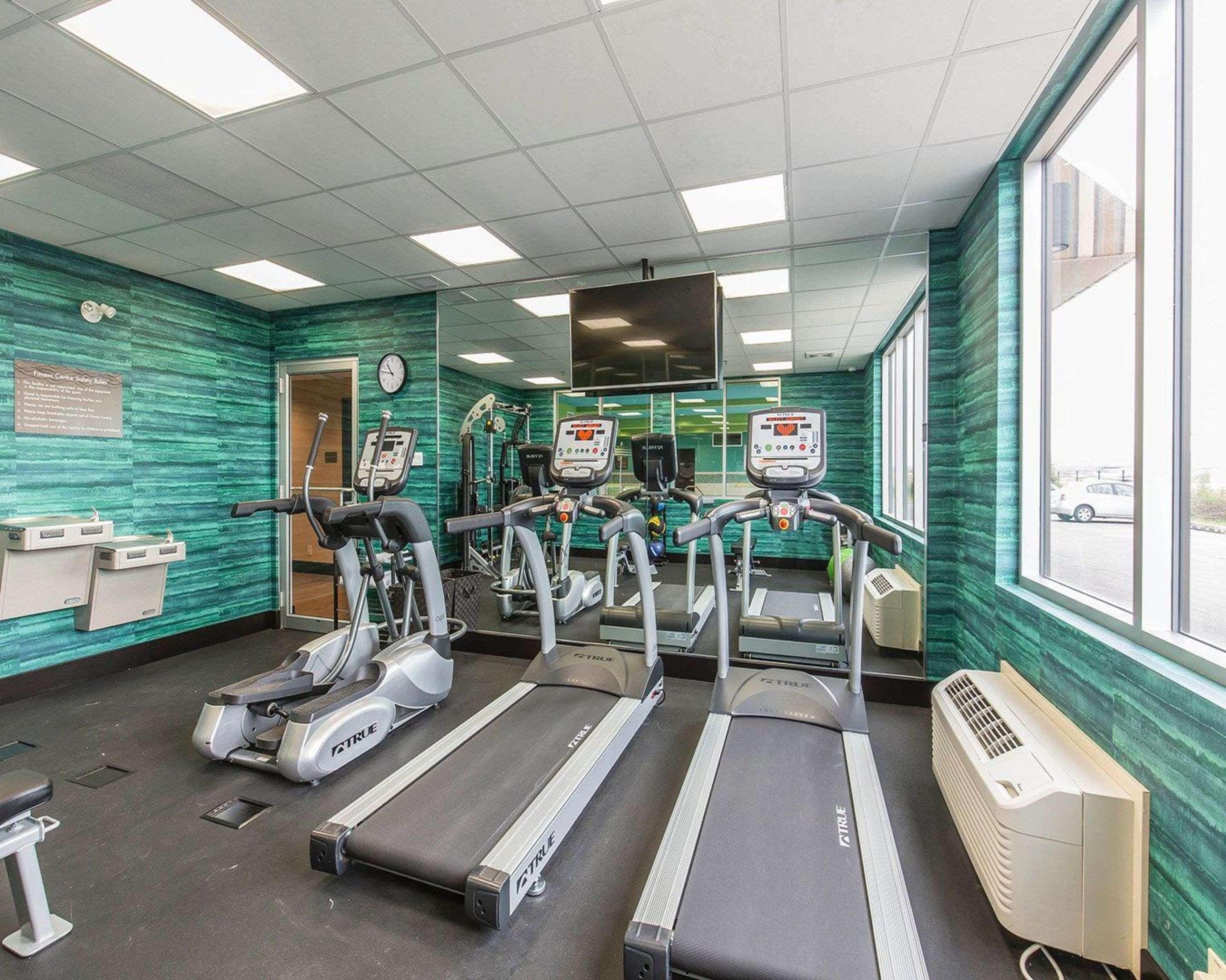 Comfort Inn & Suites Airport North YYC Екстериор снимка