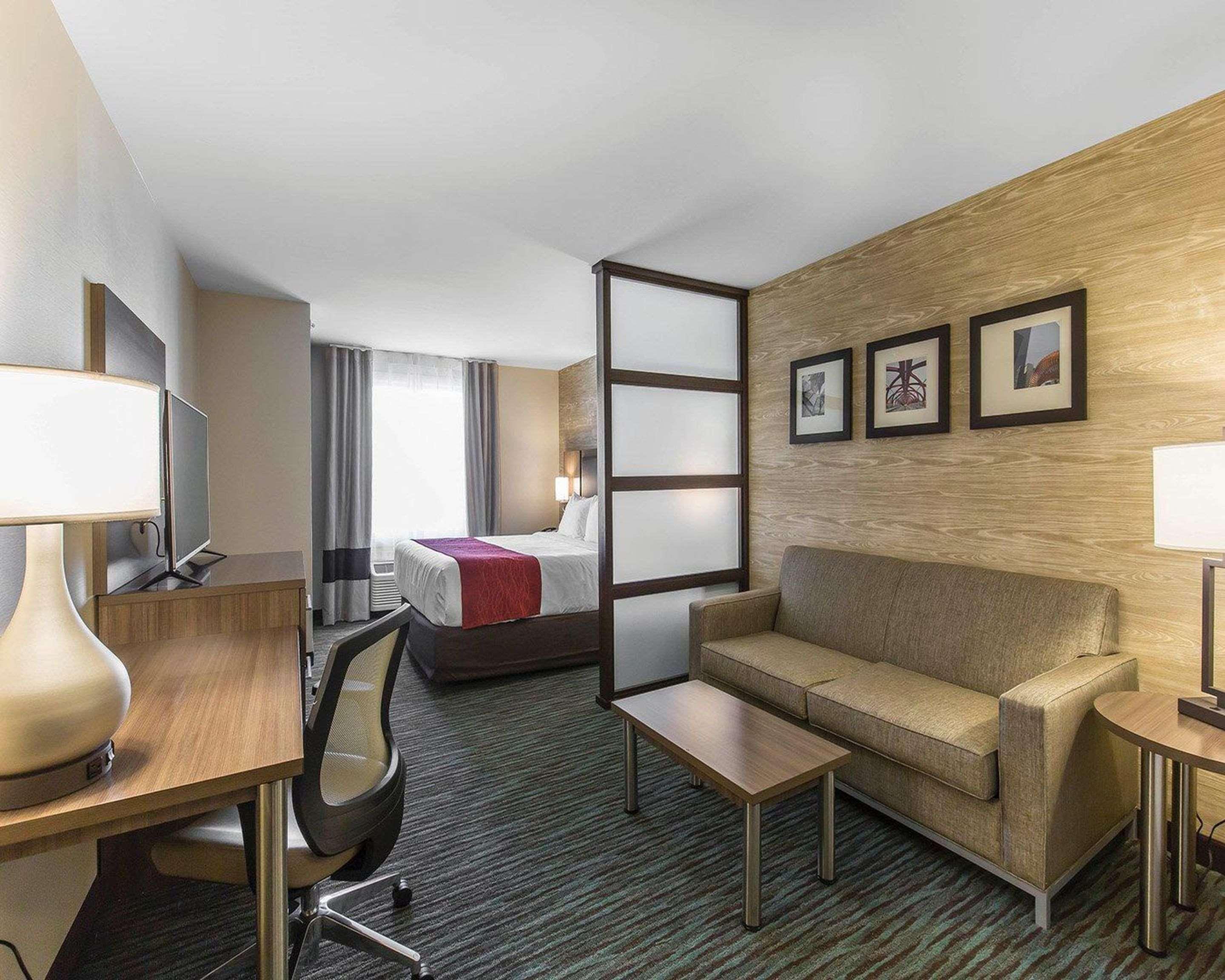Comfort Inn & Suites Airport North YYC Екстериор снимка