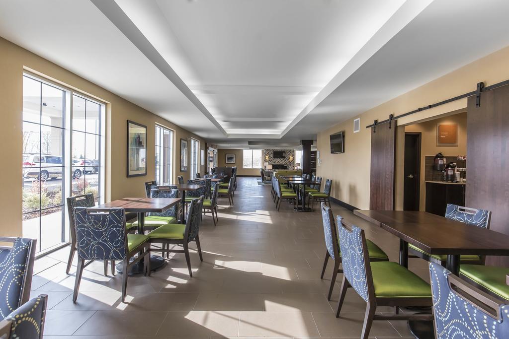 Comfort Inn & Suites Airport North YYC Екстериор снимка