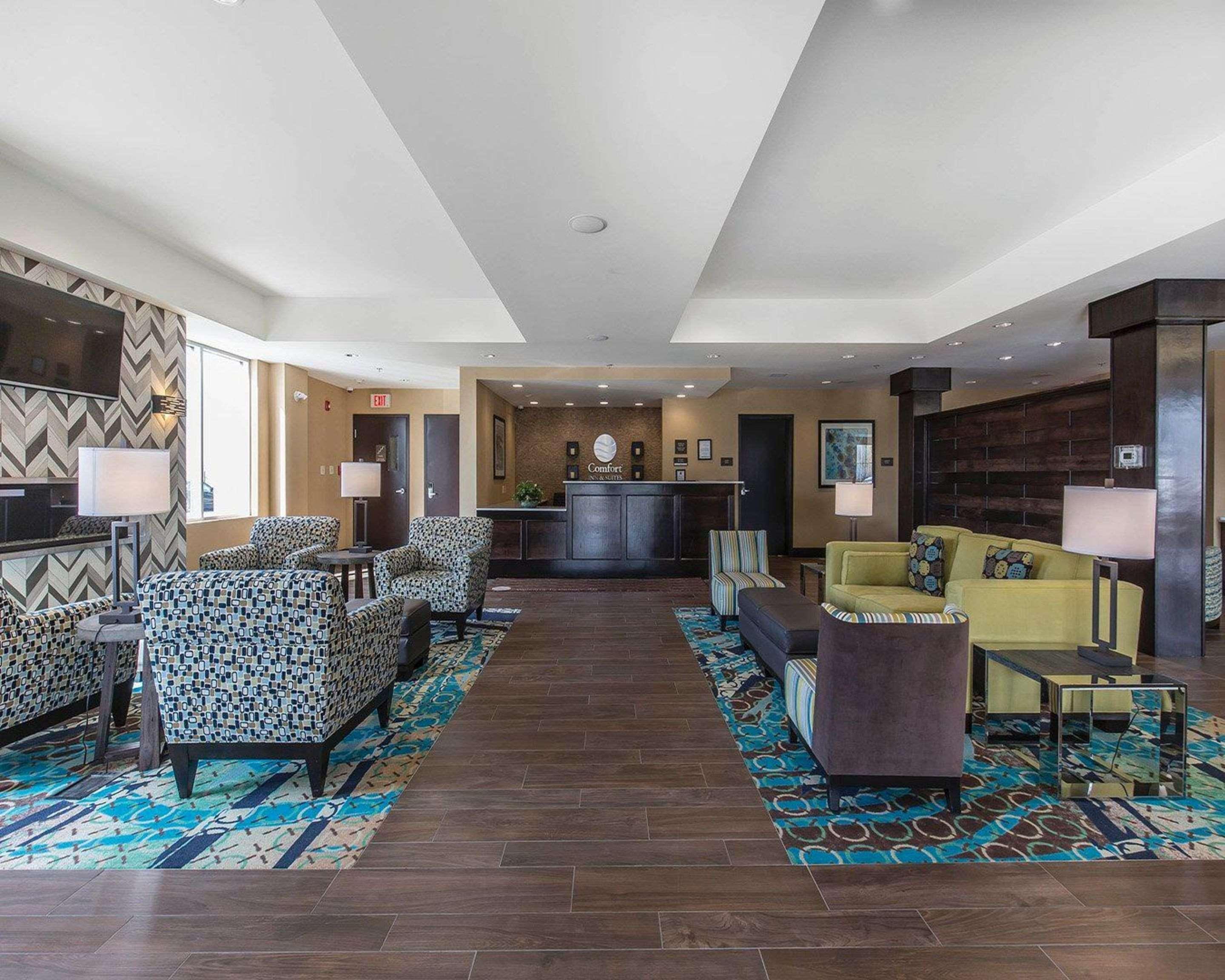 Comfort Inn & Suites Airport North YYC Екстериор снимка