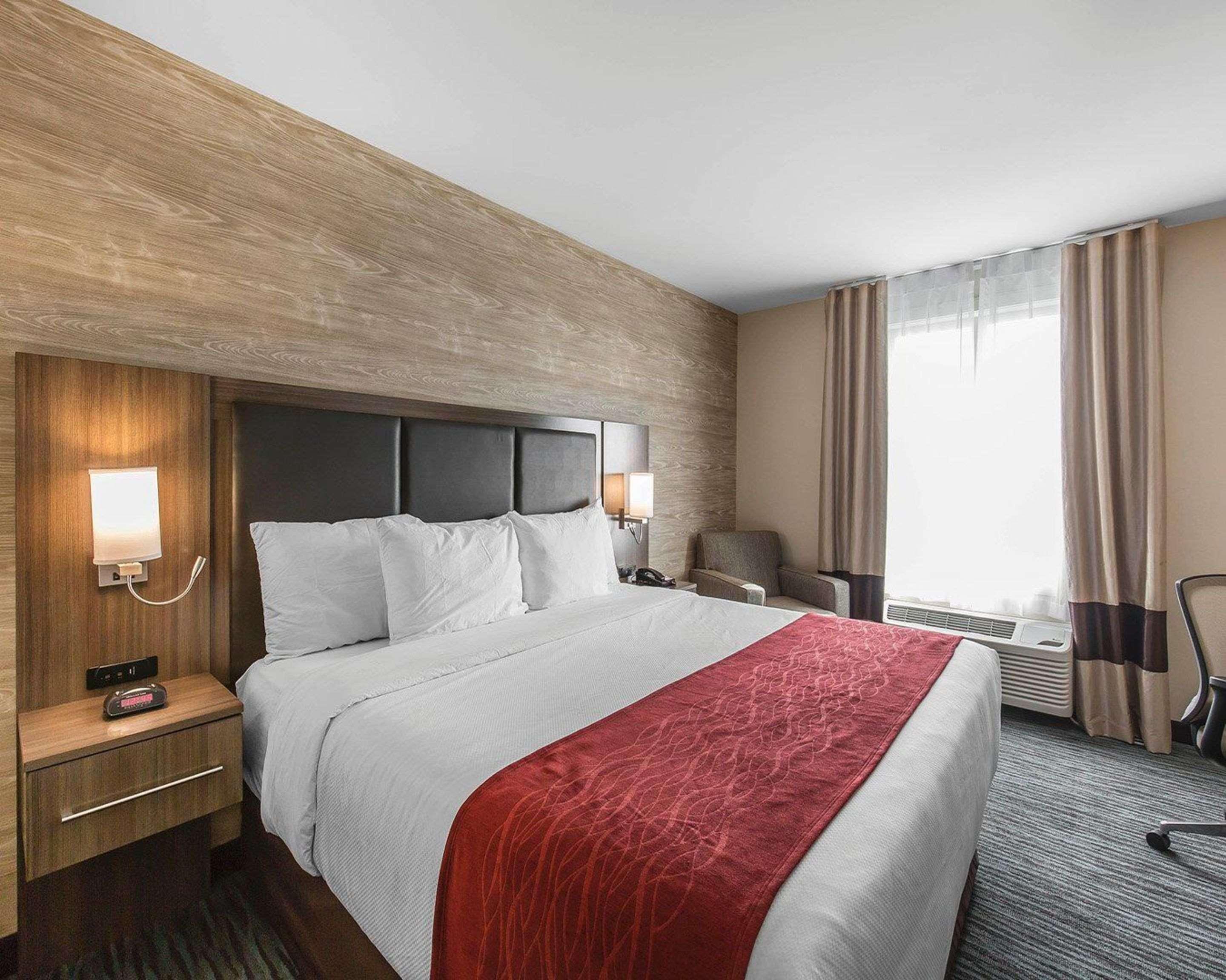 Comfort Inn & Suites Airport North YYC Екстериор снимка