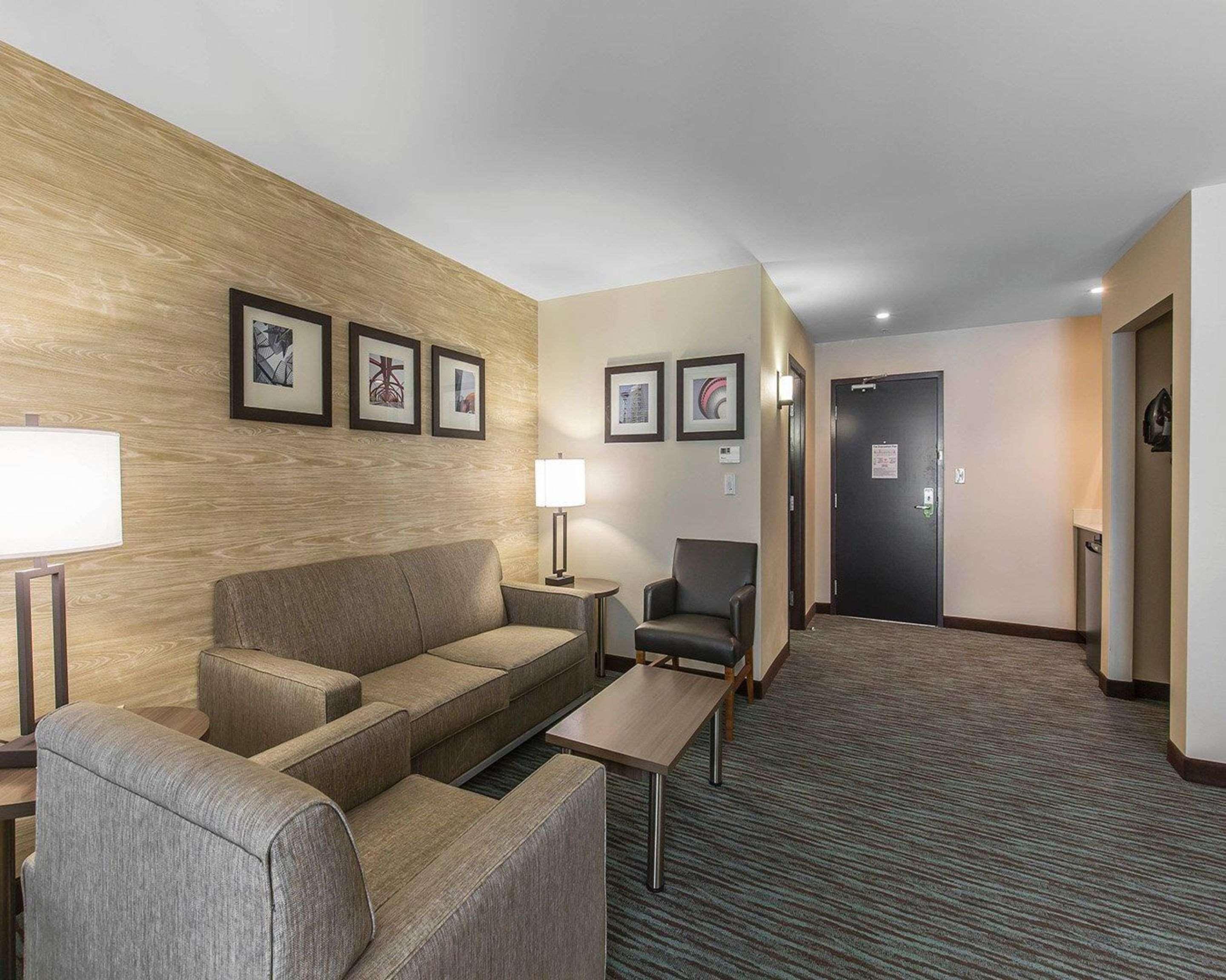Comfort Inn & Suites Airport North YYC Екстериор снимка
