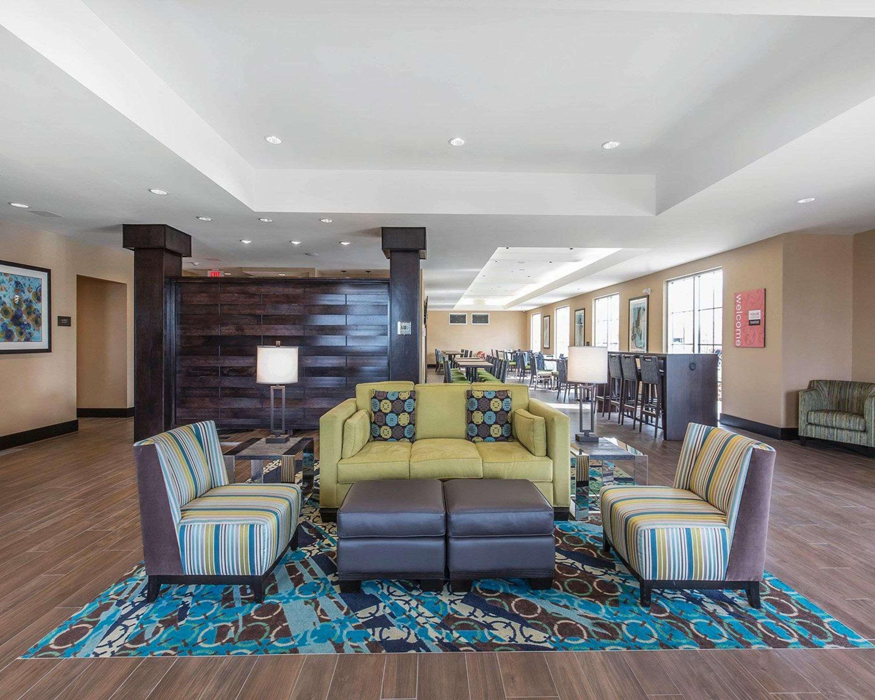 Comfort Inn & Suites Airport North YYC Екстериор снимка