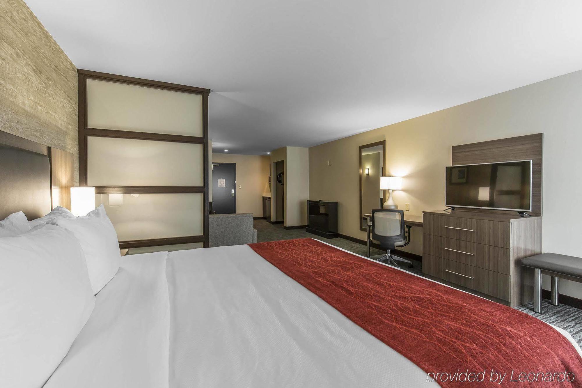 Comfort Inn & Suites Airport North YYC Екстериор снимка