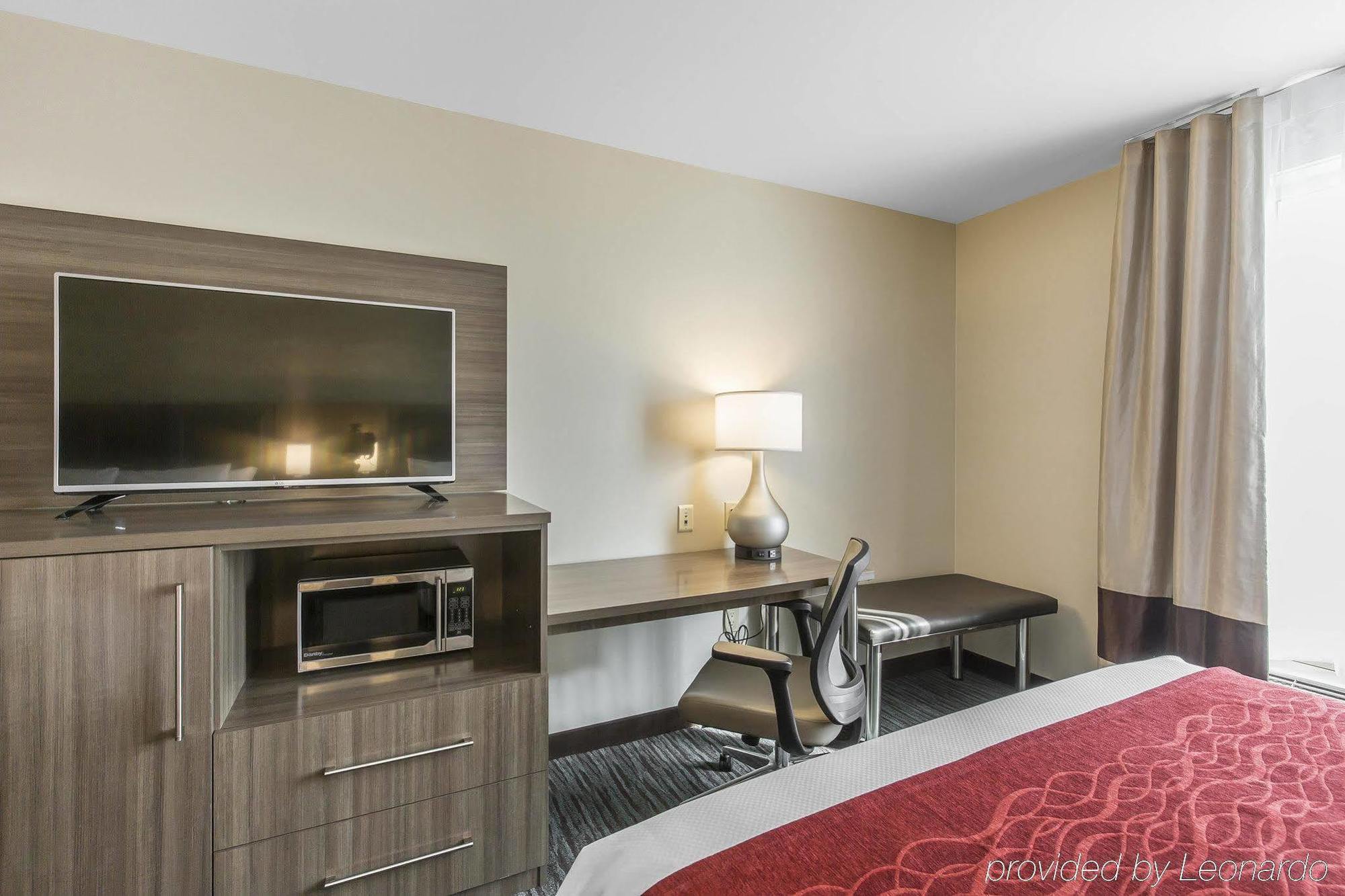 Comfort Inn & Suites Airport North YYC Екстериор снимка