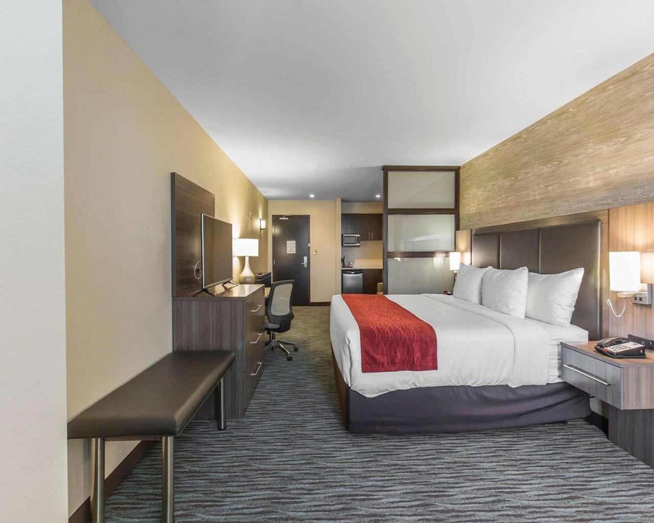 Comfort Inn & Suites Airport North YYC Екстериор снимка